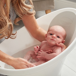 אמבטיה לתינוק קומפקטית כולל מעמד גבוה – צבע לבן ואפור Shnuggle